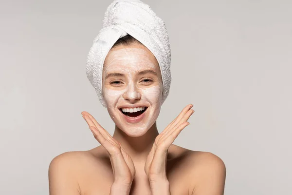 Yüzünde Kozmetik Maske Kafasında Havlu Olan Heyecanlı Kadın Gri Renkte — Stok fotoğraf