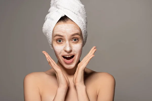 Opgewonden Meisje Met Cosmetische Masker Gezicht Handdoek Het Hoofd Geïsoleerd — Stockfoto