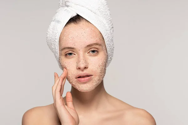 Menina Bonita Com Toalha Cabeça Aplicando Esfoliação Coco Rosto Isolado — Fotografia de Stock