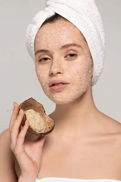 Schönes Mädchen Mit Handtuch Auf Dem Kopf Kokosnussschale Mit Peeling — Stockfoto