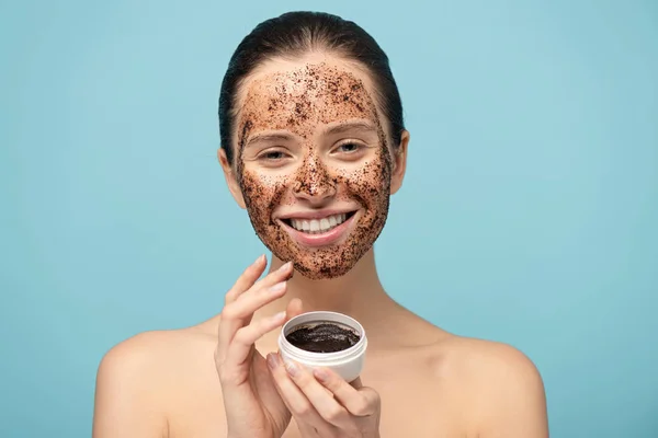 Hermosa Chica Alegre Aplicando Exfoliante Café Contenedor Plástico Aislado Azul — Foto de Stock