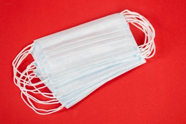Koruyucu tıbbi maskeler kopyalama alanı ile kırmızı üzerine 