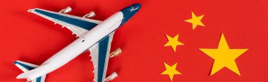 Kırmızı Çin bayrağında oyuncak uçağın panoramik görüntüsü 