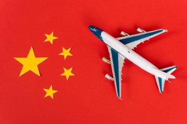 Kırmızı Çin bayrağında oyuncak uçak manzarası 
