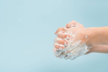 Kırpılmış insan görüntüsü mavi üzerinde el yıkama 