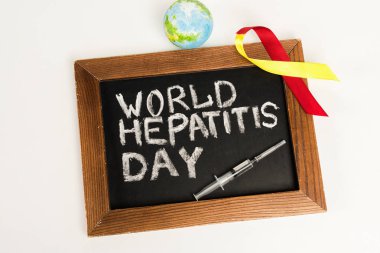 Kurdele, dünya karatahtası ve beyaz üzerine izole edilmiş dünya hepatit günü yazı tahtasının üst görüntüsü 