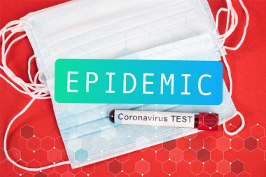 Korunaklı tıbbi maskelerin yanında koronavirüs testi yapılan numunenin üst görüntüsü ve kırmızı harflerde salgın var. 