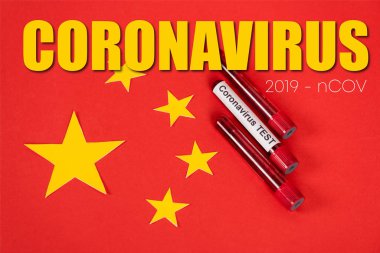 Koronavirüs testi ve koronavirüs olan numunelerin üst görüntüsü, 2019-ncov harfleri kırmızı Çin bayrağının yanında. 