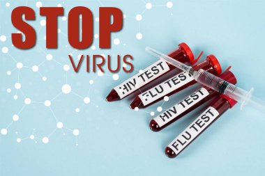 Üzerinde mavi harfler olan virüsün yanında HIV testi ve grip testi olan numuneler üzerindeki şırınganın üst görüntüsü 