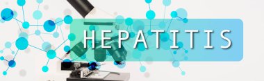 Beyaz üzerinde hepatit harfleri olan modern mikroskobun panoramik görüntüsü