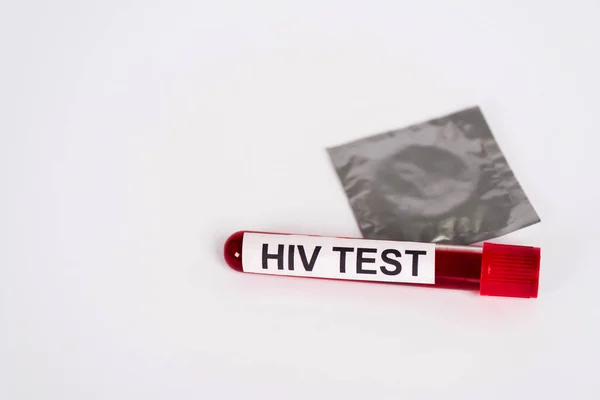 Amostra Com Teste Hiv Perto Preservativo Embalagem Isolada Branco — Fotografia de Stock