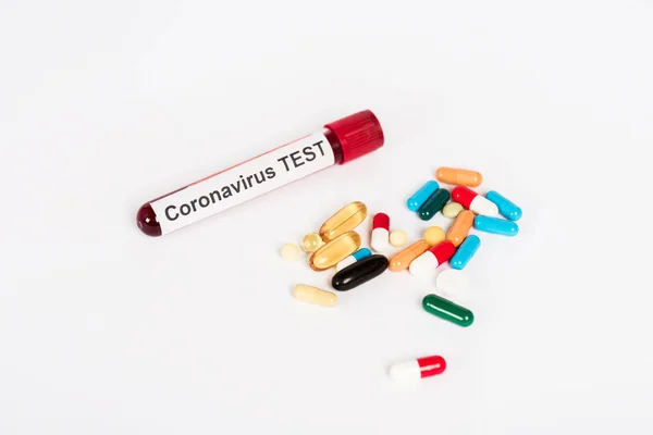 Färgglada Piller Nära Provet Med Coronavirus Testbokstäver Isolerade Vit — Stockfoto