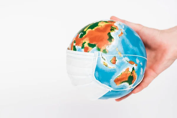 Abgeschnittene Ansicht Des Menschen Mit Globus Schutzmaske Isoliert Auf Weiß — Stockfoto
