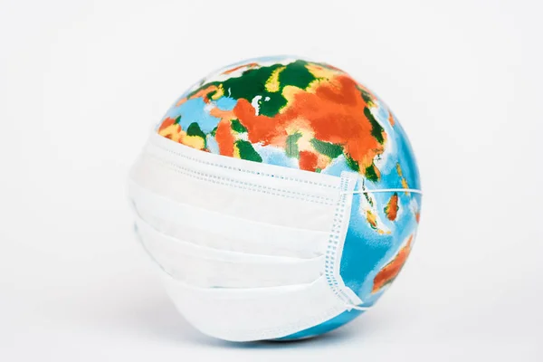 Bola Dunia Penuh Warna Dalam Masker Medis Atas Putih — Stok Foto