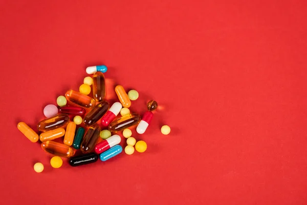 Kleurrijke Pillen Rood Met Kopieerruimte — Stockfoto