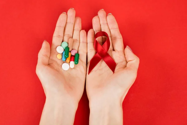 Bovenaanzicht Van Vrouw Met Rood Lint Als Hiv Bewustzijn Pillen — Stockfoto