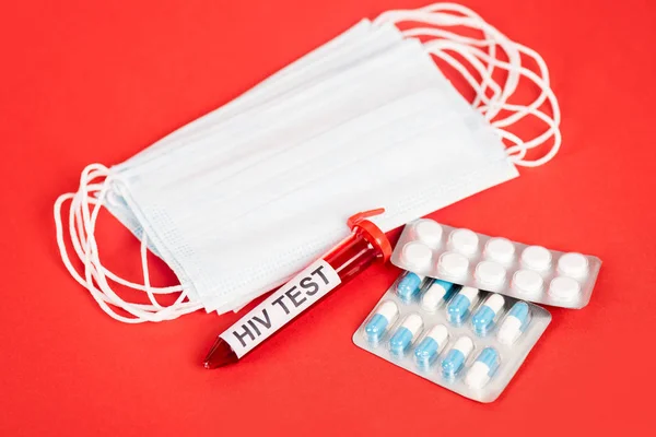 Amostra Com Teste Hiv Lettering Perto Pílulas Máscaras Médicas Vermelho — Fotografia de Stock