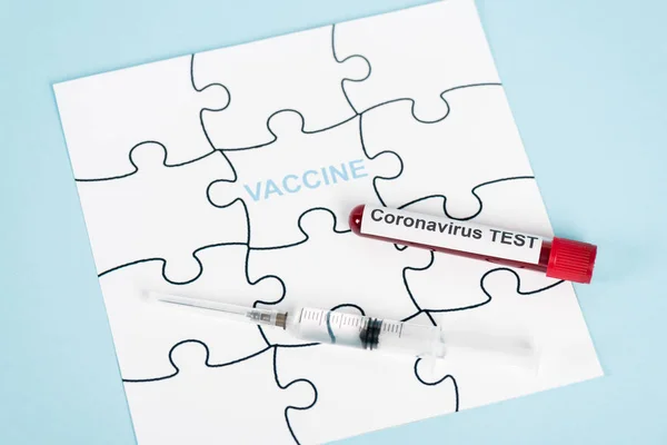 Puzzle Pieces Vaccine Lettering Sample Coronavirus Test Syringe Blue — Stock Photo, Image
