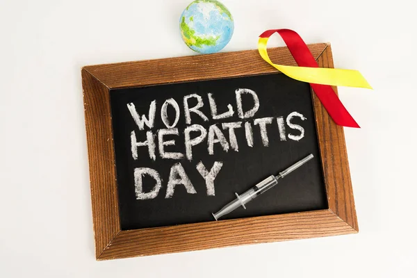 Vedere Sus Tablei Litere Mondiale Hepatită Apropierea Panglicii Globului Seringii — Fotografie, imagine de stoc
