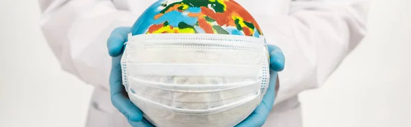Panoramisch Schot Van Wetenschapper Houden Globe Beschermende Masker Geïsoleerd Wit — Stockfoto