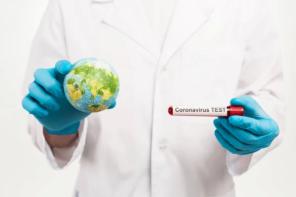 Cientista Segurando Pequeno Globo Amostra Com Letras Teste Coronavírus Isolado — Fotografia de Stock