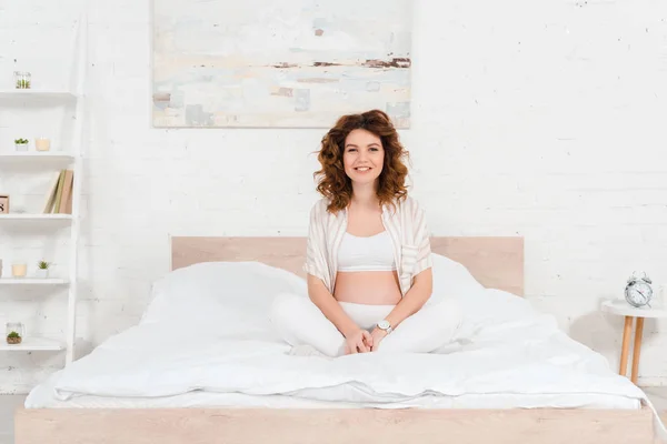Yatakta Otururken Kameraya Gülümseyen Güzel Hamile Kadın — Stok fotoğraf