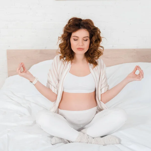 Mulher Grávida Atraente Praticando Ioga Cama — Fotografia de Stock