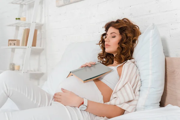 Vacker Gravid Kvinna Sover Med Bok Magen Sängen — Stockfoto