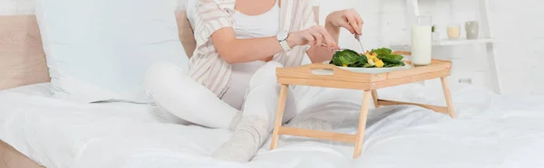 Pemandangan Indah Wanita Hamil Makan Salad Nampan Sarapan Tempat Tidur — Stok Foto