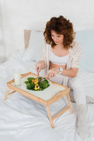 Vista Ángulo Alto Mujer Embarazada Comiendo Ensalada Cerca Del Vaso —  Fotos de Stock