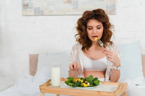 Schwangere Isst Salat Neben Glas Milch Auf Frühstückstablett Bett — Stockfoto