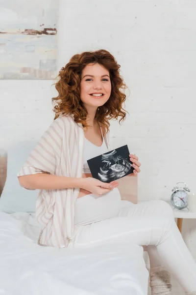 Hermosa Mujer Embarazada Sonriendo Cámara Mientras Sostiene Ecografía Del Bebé —  Fotos de Stock