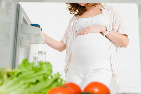 Vista Cortada Mulher Grávida Com Mão Barriga Abrindo Geladeira Com — Fotografia de Stock