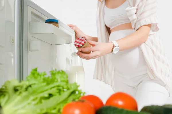 Vista Cortada Mulher Grávida Segurando Frasco Com Nutrição Bebê Perto — Fotografia de Stock