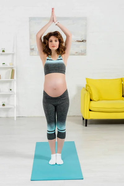 Pregnant Woman Looking Camera While Practicing Yoga Fitness Mat Living — Stock Photo, Image