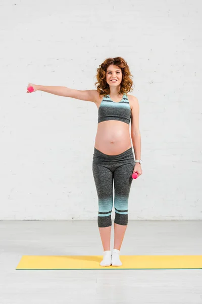 Krásná Těhotná Žena Usmívá Kameru Při Cvičení Činkami Fitness Podložku — Stock fotografie
