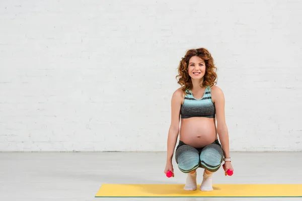 Spor Giyim Bölümünde Hamile Bir Kadın Kameraya Gülümsüyor Spor Salonundaki — Stok fotoğraf