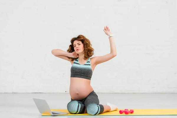 Femme Enceinte Touchant Cou Pendant Entraînement Près Ordinateur Portable Haltères — Photo