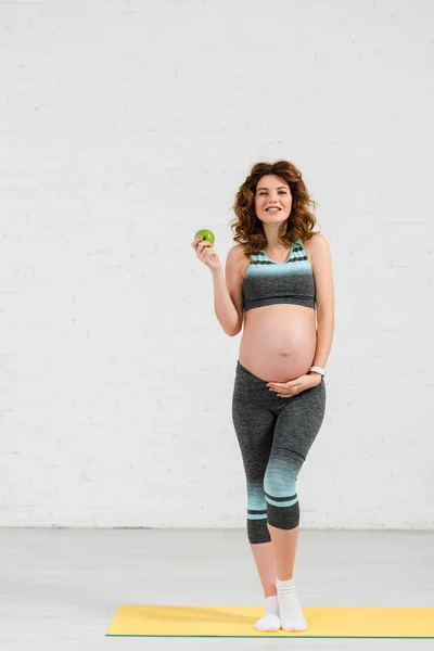 Όμορφη Έγκυος Γυναίκα Κρατώντας Μήλο Και Χαμογελώντας Στην Κάμερα Στο — Φωτογραφία Αρχείου