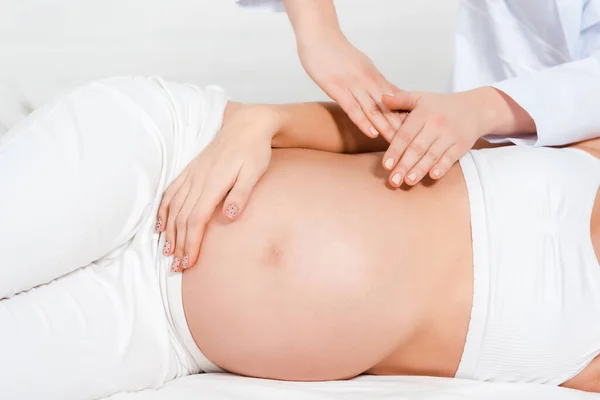 Vista Cortada Massagista Fazendo Massagem Barriga Menina Grávida Mesa Massagem — Fotografia de Stock