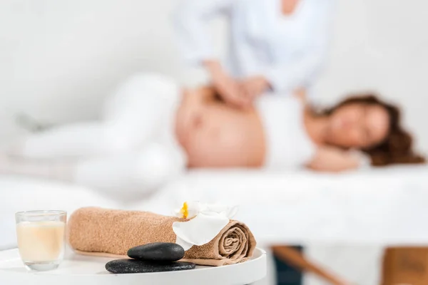 Selectieve Focus Van Stenen Kaars Met Orchidee Tafel Masseur Doen — Stockfoto