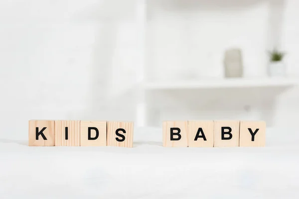 Holzblöcke Mit Kindern Und Baby Schriftzug Auf Dem Bett — Stockfoto