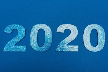 Mavi üzerine izole edilmiş 2020 sayının üst görünümü