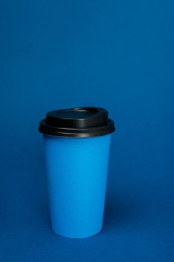 Fotokopi alanı olan klasik mavi arkaplanda kahve bardakları