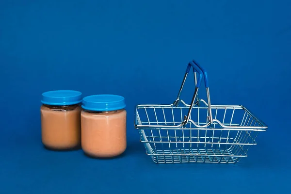 Pots Avec Nourriture Pour Bébé Panier Sur Fond Bleu — Photo
