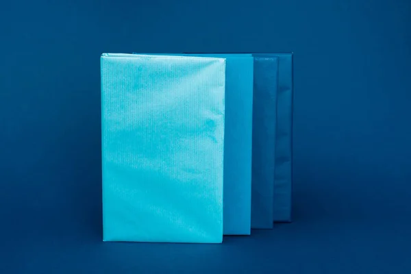 Φωτεινά Και Πολύχρωμα Βιβλία Χώρο Αντίγραφο Μπλε Φόντο — Φωτογραφία Αρχείου