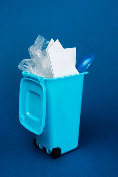 Lata Lixo Brinquedo Com Lixo Fundo Azul — Fotografia de Stock