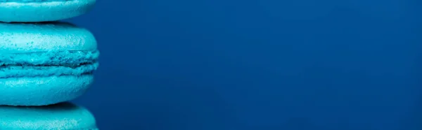 Панорамний Знімок Французьких Макарунів Ізольовано Синьому Копіювальним Простором — стокове фото