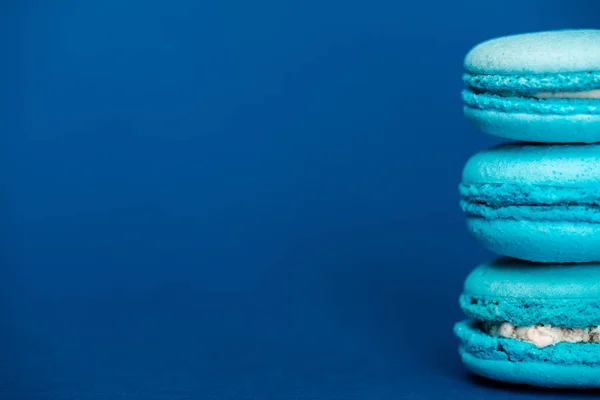 Dulces Macarrones Franceses Sobre Fondo Azul Con Espacio Copia —  Fotos de Stock