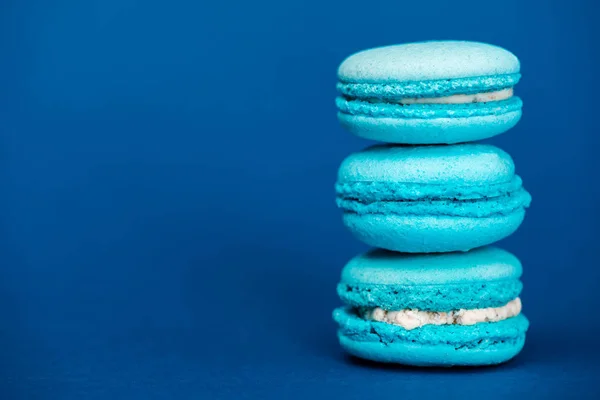 Smakelijke Franse Macarons Blauwe Achtergrond Met Kopieerruimte — Stockfoto